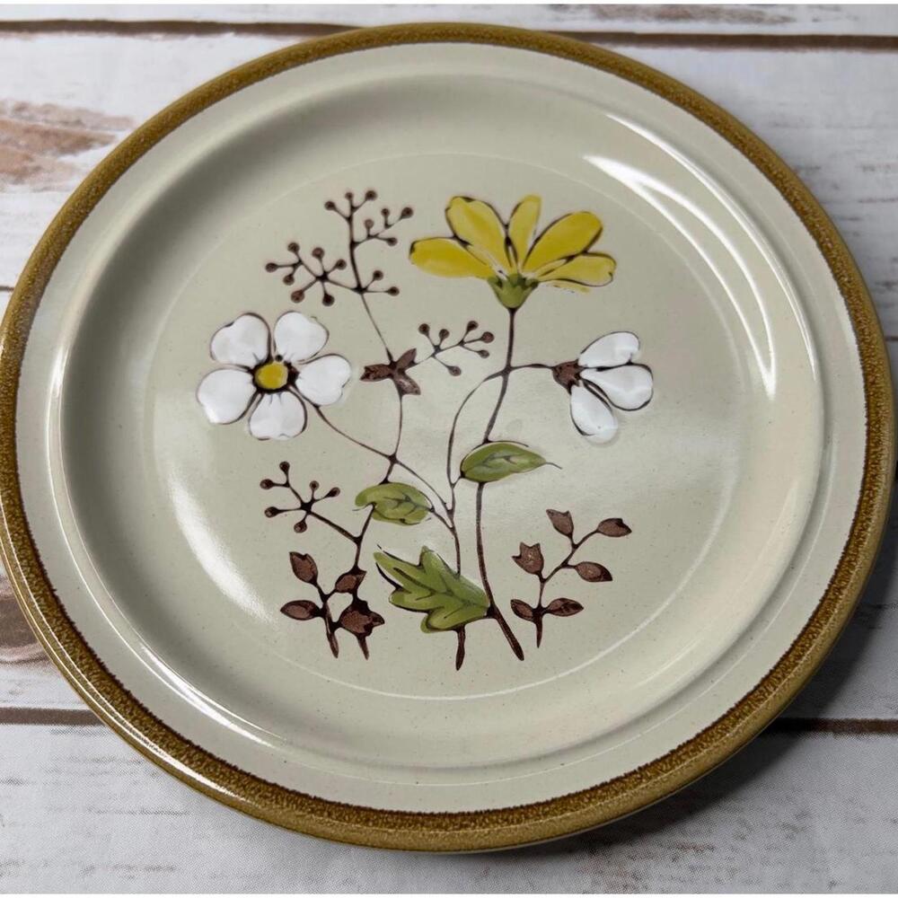 JJI Stonecrest Hand Painted Daisy Plate - 7.25 Inch Diameter